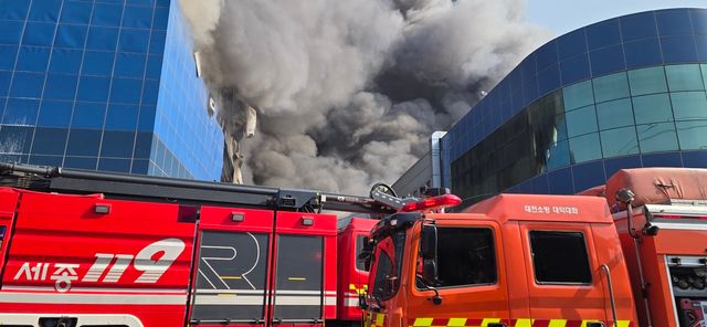 20일 오후 불이 난 대전 대덕구 문평동 한 자동차부품 제조 공장에서 소방 당국이 진화작업을 하고 있다. / 독자 송영훈 제공