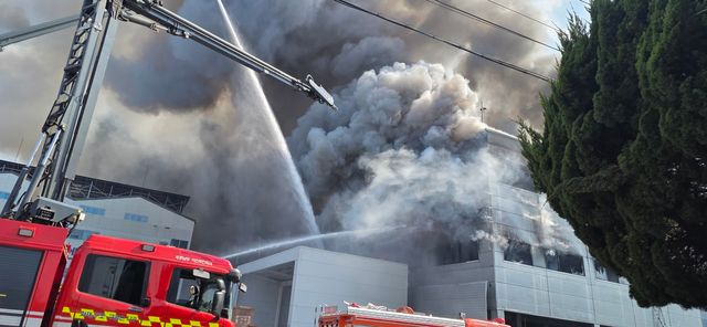 20일 오후 불이 난 대전 대덕구 문평동 한 자동차부품 제조 공장에서 소방 당국이 진화작업을 하고 있다. / 독자 송영훈 제공