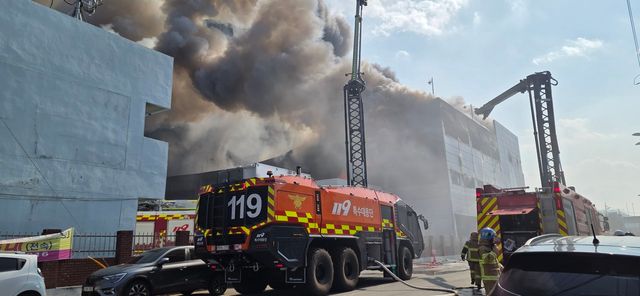 20일 오후 불이 난 대전 대덕구 문평동 한 자동차부품 제조 공장에서 소방 당국이 진화작업을 하고 있다. / 독자 송영훈 제공