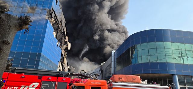 20일 오후 불이 난 대전 대덕구 문평동 한 자동차부품 제조 공장에서 소방 당국이 진화작업을 하고 있다. / 독자 송영훈 제공