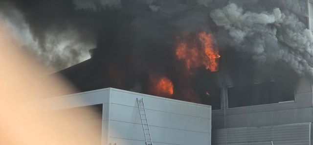20일 오후 불이 난 대전 대덕구 문평동 한 자동차부품 제조 공장에서 소방 당국이 진화작업을 하고 있다. / 독자 송영훈 제공
