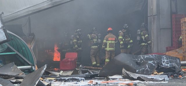 대전 대덕구 문평동 자동차 부품 제조 공장에서 발생한 대형 화재와 관련해 소방당국이 구조견을 투입하고 실종자 수색에 속도를 내고 있다. / 독자 송영훈 제공