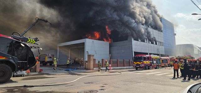 20일 오후 불이 난 대전 대덕구 문평동 한 자동차부품 제조 공장에서 소방 당국이 진화작업을 하고 있다. / 독자 송영훈 제공