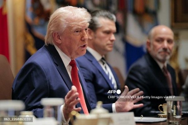 도널드 트럼프 미국 대통령이 26일(현지시간) 미국 워싱턴D.C. 백악관 캐비닛룸에서 열린 내각 회의에서 연설하고 있다. 이번 회의는 트럼프가 주재하는 올해 두 번째 내각 회의이자, 미국과 이스라엘이 2월 28일 이란 공격을 시작한 이후 첫 번째 내각 회의다. 국제뉴스/AFP통신