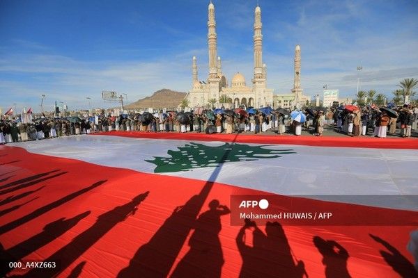 27일 예멘 수도 사나에서 후티 반군이 이란과 레바논에 대한 연대를 표명하는 집회를 열었다. 국제뉴스/AFP통신