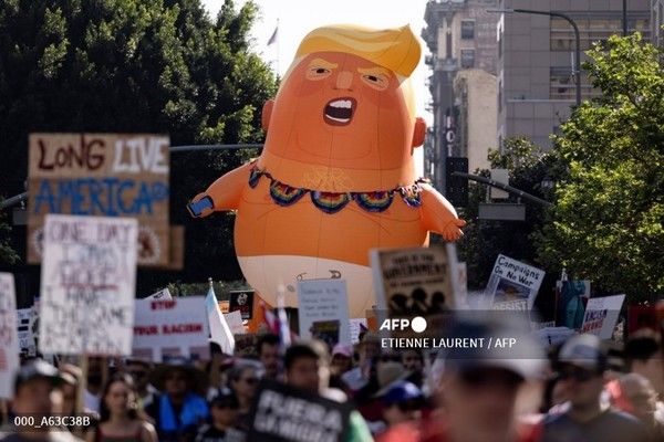 28일 미국 캘리포니아 주 로스앤젤레스에서 열린 '노 킹스(No Kings)' 시위에서 시위대가 행진하는 가운데, 기저귀를 찬 아기 모습의 도널드 트럼프 미국 대통령을 본뜬 거대한 풍선이 보인다. 국제뉴스/AFP통신