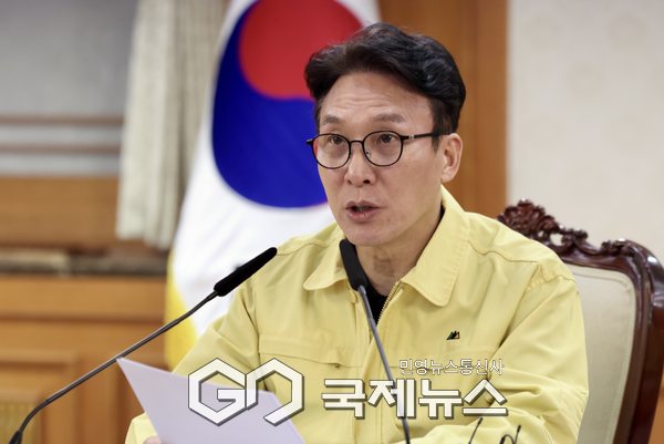 김민석 국무총리가 1일 세종대로 정부서울청사에서 열린 중동 상황점검 관련 긴급 관계부처회의를 주재하고 있다.