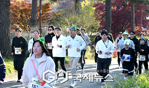오세훈 서울시장이 16일(일) '2025 서울 쉬엄쉬엄 런'에 참가한 시민들과 상암월드컵공원을 달리고 있다. [사진제공=서울시청]