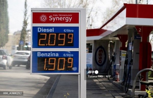 2026년 3월 19일 이탈리아 로마의 한 주유소에 표시된 휘발유 가격. 국제뉴스/AFP통신