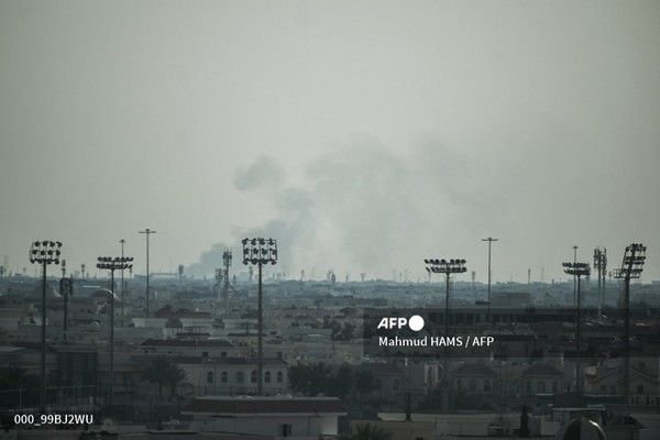 지난달 28일 이란의 공습으로 추정되는 공격으로 카타르 도하의 알 우데이드 공군기지 방향에서 연기가 피어오르고 있다. 국제뉴스/AFP통신