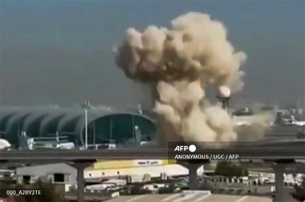 2026년 3월 7일 소셜 미디어에 게시된 사용자 제작 콘텐츠(UGC)에서 캡처한 이 영상은 두바이 국제공항에서 연기가 피어오르는 모습을 보여준다. 국제뉴스/AFP통신