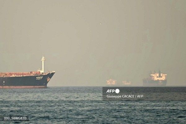 호르무즈 해협을 항해하는 화물선과 유조선. 국제뉴스/AFP통신