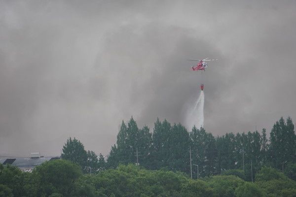 물을 뿌리고 있는 소방헬기. ⓒ국제뉴스