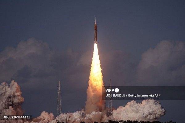 NASA의 아르테미스 2호 우주 발사 시스템 로켓이 오리온 우주선을 싣고 케네디 우주센터 39B 발사대에서 발사되고 있다. 국제뉴스/AFP통신