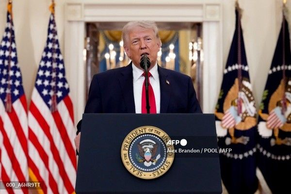 도널드 트럼프 미국 대통령이 1일(현지시간) 미국 워싱턴 D.C. 백악관의 크로스 홀에서 중동 분쟁 관련 대국민 TV 연설을 하고 있다. 국제뉴스/AFP통신