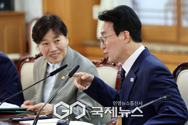 김민석 국무총리가 20일 세종대로 정부서울청사에서 열린 비상경제본부회의를 주재하고 있다.