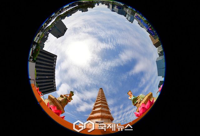 부처님오신날, 묘향산 보현사 8각 13층탑 등 봉축점등 (사진=안희영 기자)