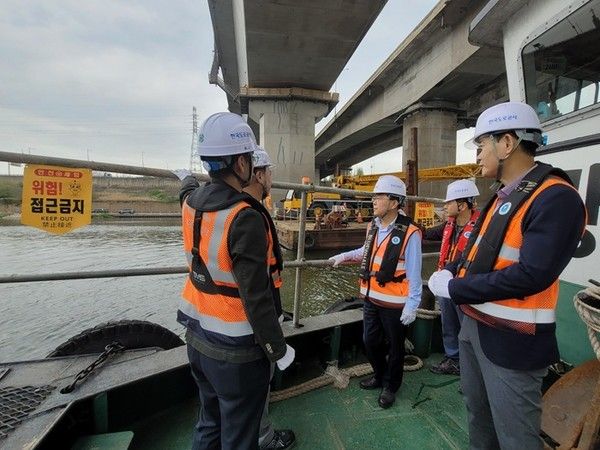 (사진제공=도공) 이상재 도공 사장 직무대행(왼쪽에서 세 번째)이 수도권 제1순환선 강동대교 교량하부 현장 안전검검.