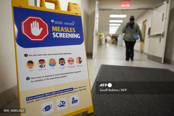 캐나다 온타리오주 런던에 있는 빅토리아 병원 입구 근처 홍역 검역 표지판. 사진제공/AFP통신