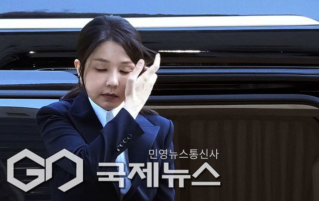 윤석열 전 대통령 부인 김건희 씨가 12일 오전 서울 서초구 서울중앙지법에서 열린 구속 전 피의자 심문(영장실질심사)에 출석하고 있다./사진공동취재