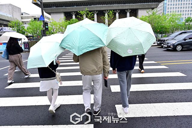 5월 징검다리 연휴, 도심 봄비 내려 (사진=안희영 기자)