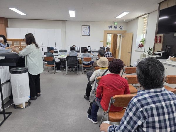 고흥군 도양읍사무소에서 고유가 피해지원금 신청 지급이 진행되고 있다. ⓒ 고흥군