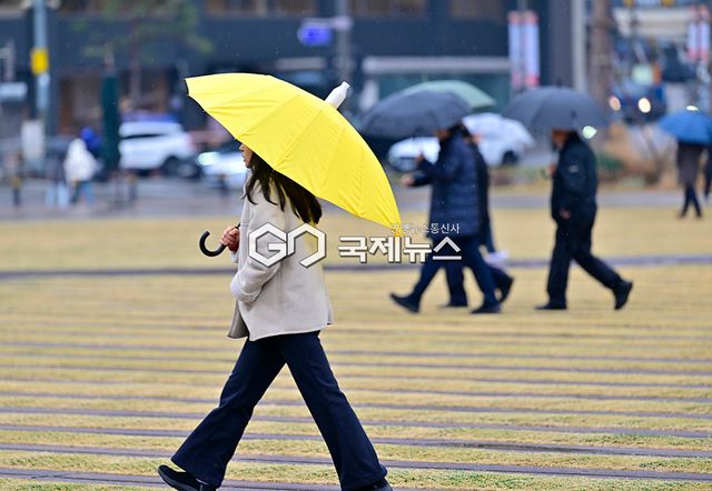 춘분 앞두고 도심엔 봄비 촉촉이 내려 (사진=안희영 기자)