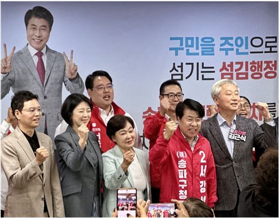 서강석 송파구청장 후보 당선을 응원하며 파이팅을 외치고 있다.(왼쪽부터 박정훈 의원, 배현진 위원장, 이성배 서울시의원 후보, 김영순 전 송파구청장, 손병화 송파구의원 후보, 서강석 송파구청장 후보, 김근식 위원장, 전정 송파구의원 후보 등이 참석)// 사진=국제뉴스