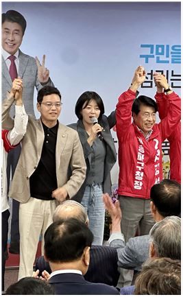 서강석 송파구청장 후보(오른쪽)가 손을 들어 환호하는 구민들께 화답하고 있다.(왼쪽부터 박정훈 의원, 배현진 위원장)// 사진=국제뉴스