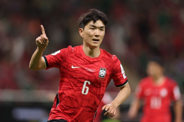 한국 황인범이 멕시코의 에스타디오 과달라하라에서 열린 체코(FIFA 랭킹 40위)와의 2026 국제축구연맹(FIFA) 북중미 월드컵 A조 조별리그 1차전 0-1 뒤진 후반 22분 자신의 데뷔골이자 팀 1호골인 동점골을 기록한 후 기뻐하고 있다(사진=AFC)
