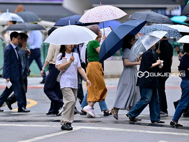소나기 내리는 도심 청계천, 광화문 표정 (사진=안희영 기자)
