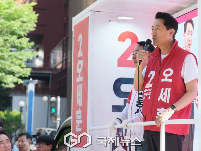 ▲오세훈 국민의힘 서울시장 후보는 2일 오전 영등포구 여의도역 5번 출구 출근인사를 하고 있다./오세훈캠프
