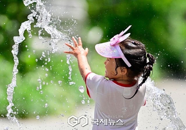 6월 더위 주춤, 주말 앞두고 도심은 망중한 즐겨 (사진=안희영 기자)