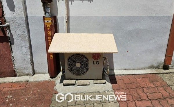 에어컨 실외기 차양막 설치 모습 [사진제공=국제뉴스DB]