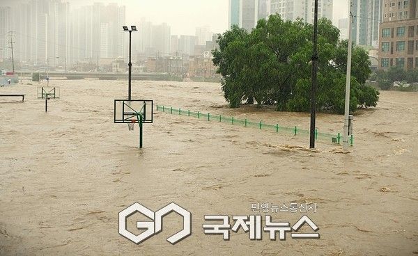 ▶오전 11시경 의정부 중량천이 범람하면서 농구장 등, 하천변 체육시설들이 물에 잠겼다.​​​​​​​&nbsp; &nbsp; &nbsp; &nbsp; &nbsp; &nbsp; &nbsp; &nbsp; &nbsp; &nbsp; &nbsp; &nbsp; &nbsp; &nbsp; &nbsp; &nbsp; &nbsp; &nbsp; &nbsp; &nbsp; &nbsp; &nbsp; &nbsp; &nbsp; &nbsp; &nbsp; &nbsp; &nbsp; &nbsp; &nbsp; &nbsp; &nbsp; &nbsp; &nbsp; &nbsp; &nbsp; &nbsp; &nbsp; &nbsp; &nbsp; &nbsp; &nbsp; &nbsp; &nbsp; &nbsp; &nbsp; &nbsp; &nbsp; &nbsp; &nbsp; &nbsp; &nbsp; &nbsp; &nbsp; &nbsp; &nbsp; &nbsp; &nbsp; &nbsp; &nbsp; &nbsp;&nbsp;