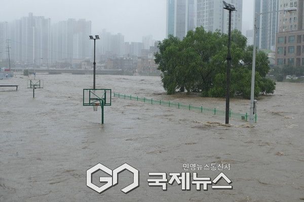 의정부시에 는시간당 50㎜ 폭우로 한때 중랑천 &nbsp;범람위기.(사진.이운안 기자)