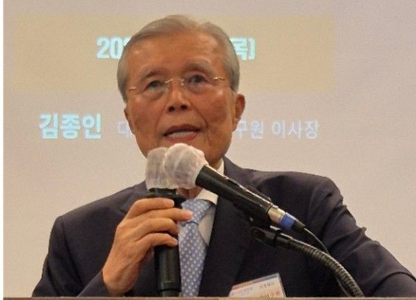 (사진제공=미래경제문화포럼) 김종인 대한발전전략연구원 이사장 강의를 하고 있다.