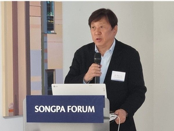 홍재성 송파 포럼 회장이 인사하고 있다.(국제뉴스=박종진 기자)