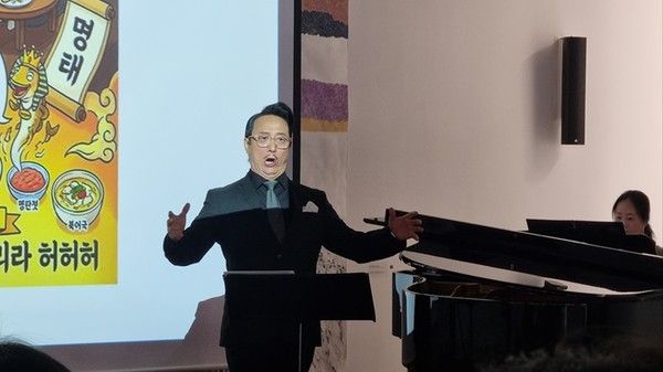 바리톤 석상근 교수가 미니콘서트를 하고 있다.(국제뉴스=박종진 기자)