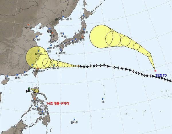 13호 태풍 돌핀 현재위치는 5일 8시 기준, 일본 오키나와 동쪽 약 890km 부근해상에서 서북쪽으로 이동중, 14호 태풍 구지라 현재위치는 5일 8시 기준, 필리핀 마닐라 북북서쪽 약 400km부근 해상에서 북동쪽으로 이동중이다.25호 열대저압부가 5일 09시 일본 도쿄 동남동쪽 약 3100km부근해상에서 발생해, 24시간 이내에 제15호 태풍 찬홈(CHAN-HOM)으로 발달될 것으로 예상된다. 예상경로는 10일 오전 09시 일본 도쿄 약 740km부근해상까지 접근 할 것으로 예상. (사진=기상청 제공)