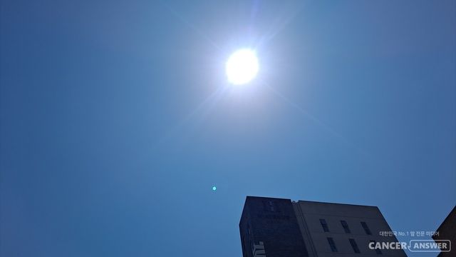 5월 첫날, 서울도 파란하늘이 드러날만큼 화창하고 햇볕이 강렬하다. 봄에는 피부건강에 주의하고 자외선 차단제를 생활화해야 한다. / 캔서앤서DB