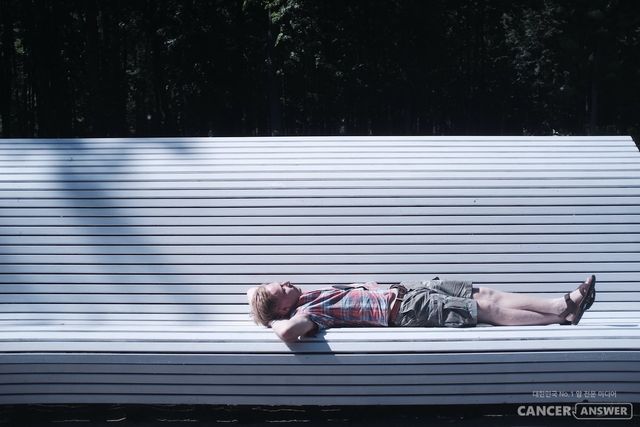 벌써 강릉에서는 열대야가 예보됐다. 여름철 건강하게 숙면을 취하려면 스마트폰과 TV를 멀리하고, 낮동안 적절한 신체활동을 하는 것이 좋다. / unsplash