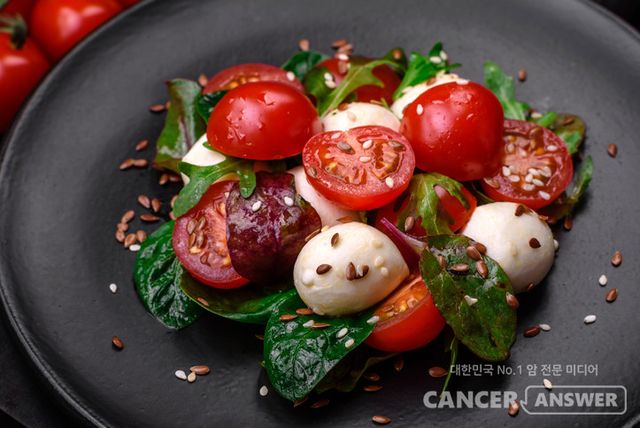 지중해식 식단이 만성 신장병 환자에게 대사성 산증 개선과 신장 보호 효과가 있다는 연구 결과가 나왔다.세브란스병원 가정의학과 이지원 교수, 용인세브란스병원 가정의학과 권유진 교수, 신장내과 이정은 교수 연구팀이 메디쏠라와 공동으로 진행한 연구 결과다./게티이미지뱅크