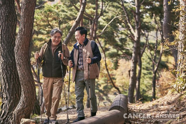 하루에 8000보씩 걷고, 그중 20분을 빠르게 걸으면 암을 포함한 거의 모든 질병을 예방할 수 있다는 주장이 제기됐다.&nbsp;일본의 ‘도쿄 도립 건강 장수 의료센터’ 노화 제어 연구팀이 하루 걸음 수와 그중 빨리 걸은 시간에 따른 질병 예방 효과를 알아보기 위해 20년에 걸쳐 추적 관찰한 연구 결과다./게티이미지뱅크