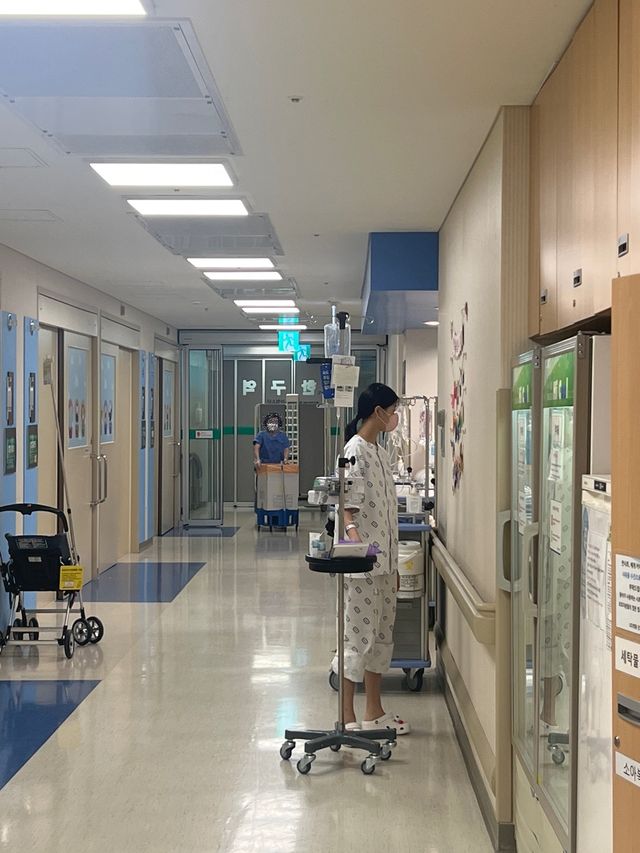 급성백혈병 여고생이 항암치료와 조혈모세포 이식을 통해 일상으로 돌아간 사례를 서울성모병원이 공개했다. 세연이가 서울성모병원에서 입원 치료를 받는 모습./서울성모병원 제공