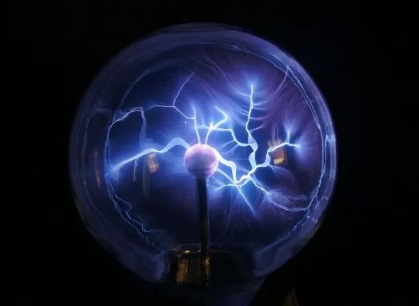 바이오 플라즈마를 이용해 암세포만 공격하는 새로운 암 치료법이 발표됐다. 플라즈마는 기체에 강한 에너지를 줘 전자와 이온이 분리돼 균일하게 존재하는 상태로, 흔히 고체, 액체, 기체 외의 제4의 물질 상태라고 불린다.&nbsp;아주대병원 이비인후과 김철호 교수팀(강성운 연구교수, 이대목동병원 이비인후과 윤주현 교수)은 피부, 암, 조직재생 등 다양한 질환에 활용되고 있는 바이오 플라즈마가 정상세포의 손상을 최소화하고, 암세포만 선택적으로 공격한다는 사실을 확인했다./픽사베이&nbsp;