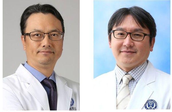 간암환자에게 IRE(비가역적 전기 천공법) 시술을 진행한 영상의학과 김만득 교수(왼쪽)와 환자의 주치의인 소화기내과 김도영 교수./세브란스병원 제공