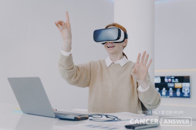 가상 현실(VR: virtual reality) 체험만으로도 암 환자들의 통증이 감소될 수 있으며, 통증 감소 효과는 하루 이상 지속된다는 연구 결과가 나왔다./게티이미지뱅크