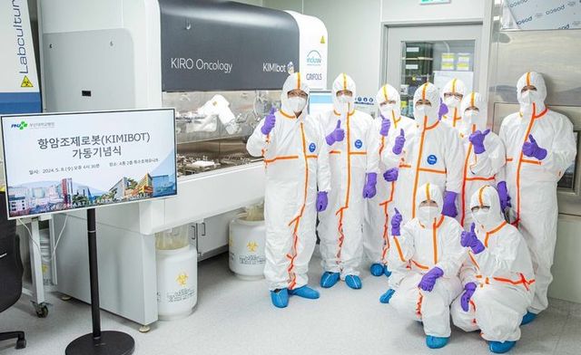 정성운 부산대병원장 등 부산대병원 의료진이 항암 조제 로봇 '키로 온콜로지' 가동 기념식에서 촬영을 하고 있다. /부산대병원 제공