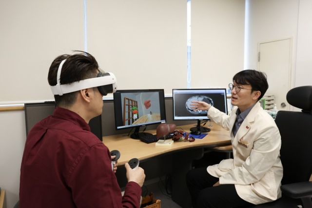 간암수술을 앞두고 가상현실(VR)로 수술 교육을 하면 환자의 수술에 대한 이해도가 높아질 뿐 아니라 수술에 대한 불안도 줄어드는 것으로 나타났다./삼성서울병원 제공